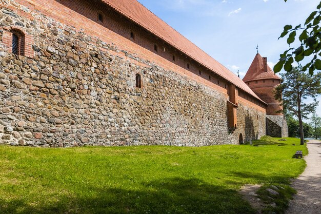 Mur obronny i wieża zamku w Trokach. Troki, Litwa