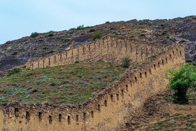 Mur średniowiecznej fortecy na zboczu góry Twierdza Szamil Gunib w Dagestanie