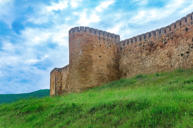 Mur starożytnej fortecy na tle naturalnego krajobrazu Cytadela NarynKala w Derbent