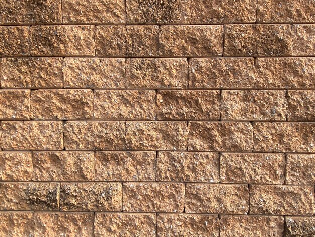Mur z cegły z brązowym tłem i napisem "cegła".