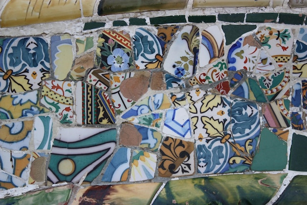 Mural na ścianie z płytek