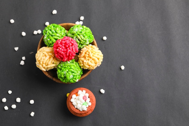 Murmura ladoo lub dmuchana kulka ryżowa Indyjski festiwal spożywczy przekąska słodka dla sankranti