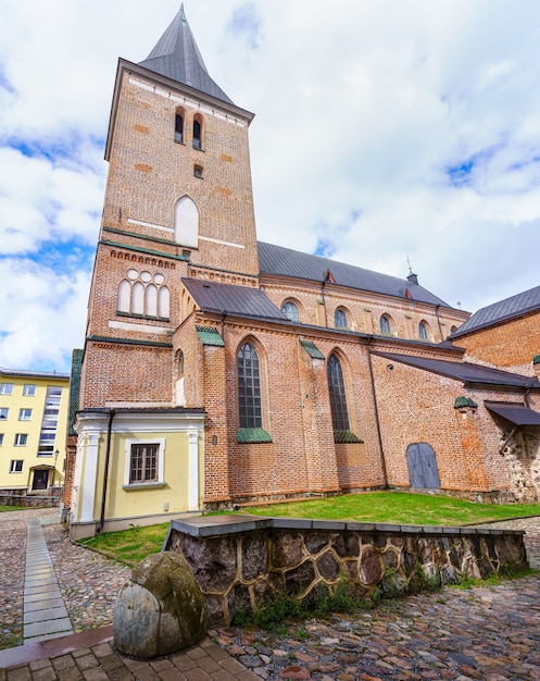 Murowany Kościół Chrześcijański Z Wysoką Wieżą W Estońskim Mieście Tartu.