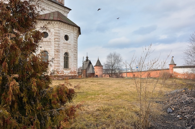 Mury i staw w klasztorze Michajło Archangielsk, dziedziniec klasztoru