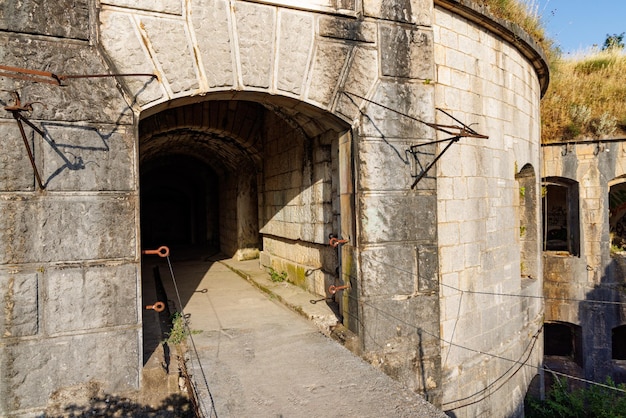 Mury korytarza antycznego fortu gorazda