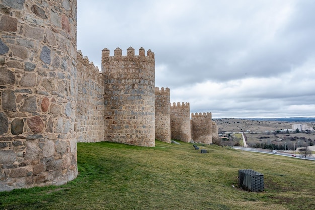 Zdjęcie mury miasta avila w castilla y leon, hiszpania. mur z końca xi wieku. światowego dziedzictwa unesco. zdjęcie wysokiej jakości