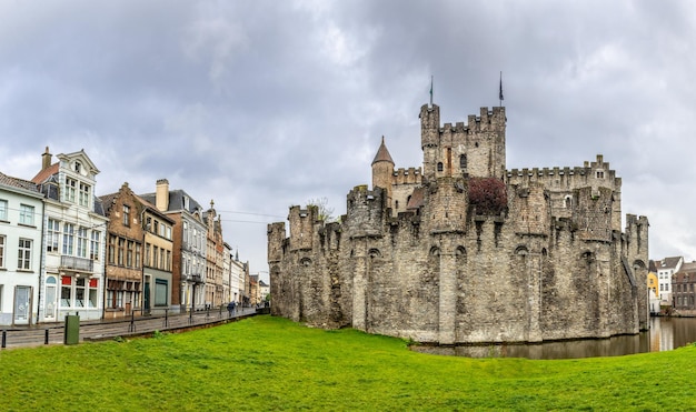 Mury obronne i wieże średniowiecznego zamku Gravensteen z fosą na pierwszym planie Gandawa Flandria Wschodnia Belgia