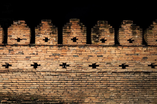 Mury starożytnego miasta nocą w chiangmai city tajlandia stary mur z cegły w nocy