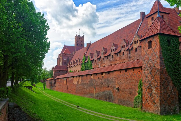 Mury zamku w Malborku zwane też Marienburgiem, Zakonem Krzyżackim, Pomorzem Polskim.