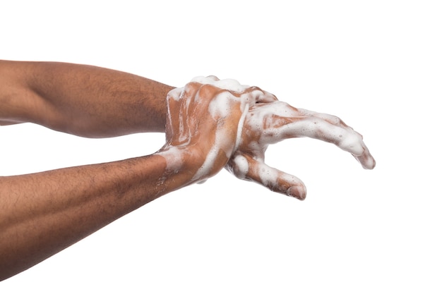 Murzyn mycie rąk mydłem na białym tle. Higiena, koncepcja czystości