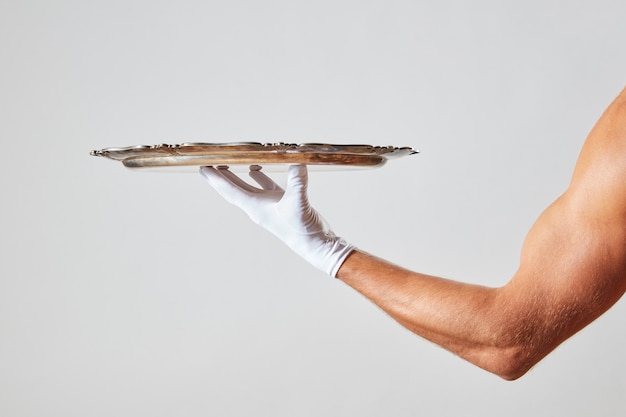 Muskularna Ręka Kelnera W Białej Rękawiczce Trzymającej Srebrny Vintage Pustą Tacę