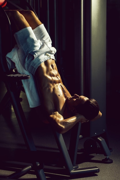 Muskularny mężczyzna trenuje na siłowni