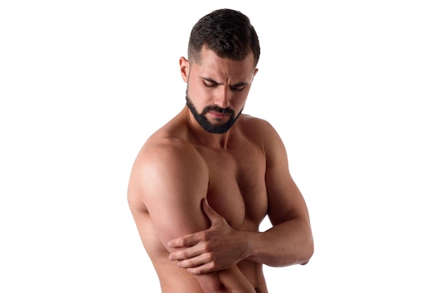 Muskularny silny mężczyzna z bólem barku na białym tle sportowiec trzyma bolące ramię