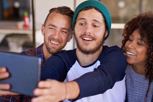 Muszę zrobić sobie zdjęcie, jak przyjaciele robicie sobie selfie na tablecie