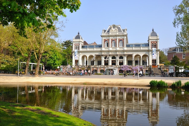 Muzeum Filmowe z pięknym jeziorem w Amsterdamie Holandia Holandia