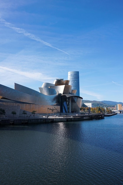 muzeum guggenheima w Bilbao architektura cele podróży