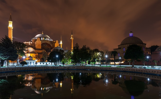 Muzeum Hagia Sophia, Oświetlone Nocą W Stambule W Turcji.