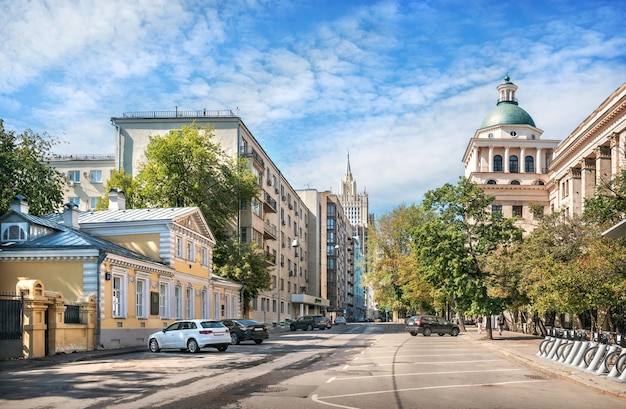 Muzeum Hercena na Sitsev Vrazhek Lane w Moskwie w letni poranek