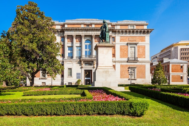 Muzeum Prado lub Museo del Prado to główne hiszpańskie muzeum sztuki narodowej w centrum Madrytu. Madryt jest stolicą Hiszpanii.