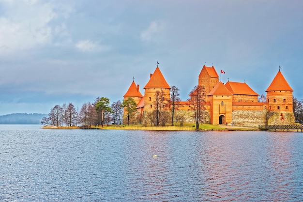 Muzeum zamku na wyspie Troki nad jeziorem Galve, niedaleko Wilna, Litwa