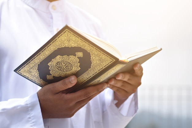 Muzułmanin czytający Koran. Koncepcja islamska