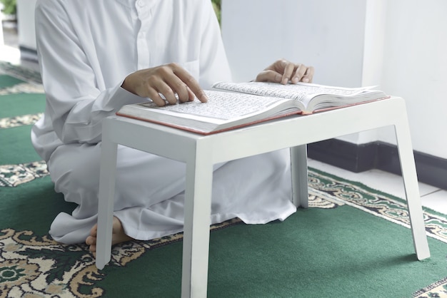 Muzułmanin Siedzi Na Dywanie I Czyta Koran