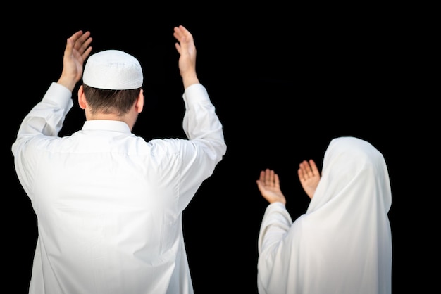 Muzułmanin stojący i modlący się przed kaaba w mekce ksa