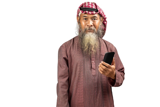 Muzułmanin z brodą w keffiyeh z agalem za pomocą telefonu komórkowego