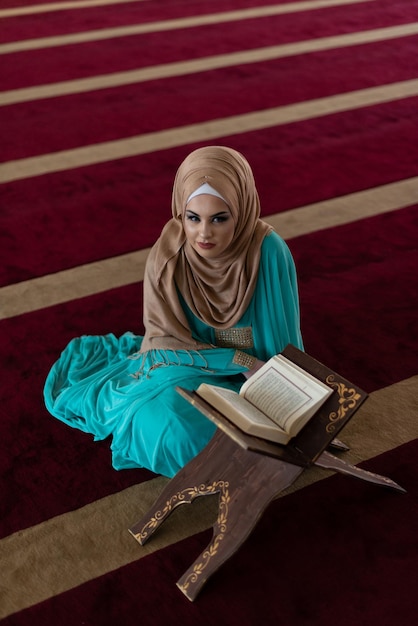 Zdjęcie muzułmanka czyta święty koran