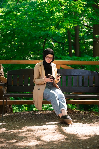 Muzułmanka Czytająca Książkę W Parku W Czasie Wolnym.