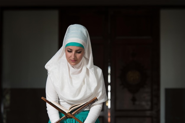 Muzułmanka czytająca świętą islamską księgę Koran