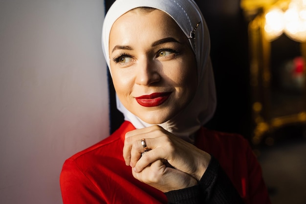 Muzułmanka Modli Się W Domu. Szczegół Portret Muzułmańskiego Modelu Ubrany W Tradycyjny Szalik Islamski. Religia Islamu.