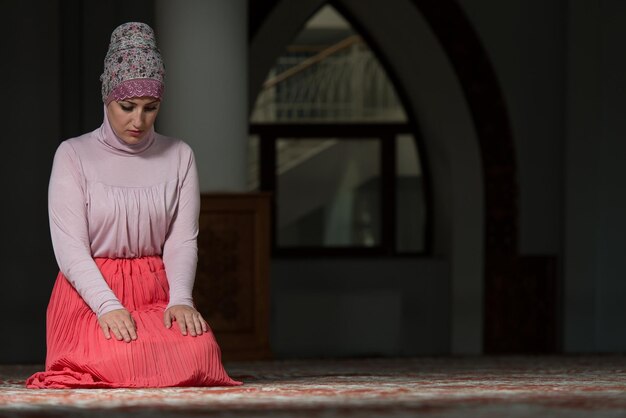 Muzułmanka modli się w meczecie
