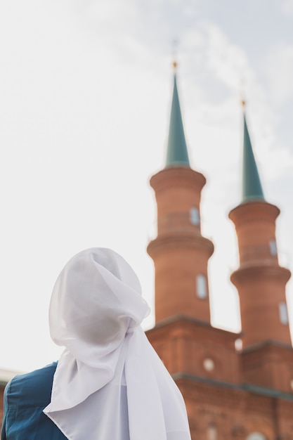 Muzułmanka Modlitwa Nosić Hidżab Na Czczo Modlić Się Do Allaha Na Tle Meczetu