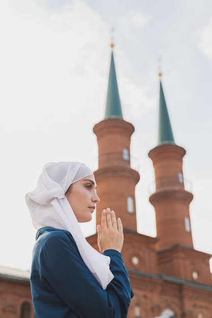 Muzułmanka Modlitwa Nosić Hidżab Na Czczo Modlić Się Do Allaha Na Tle Meczetu