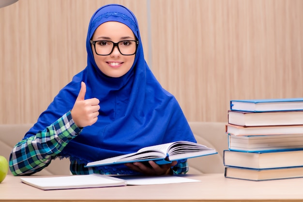 Muzułmanka przygotowuje się do egzaminów wstępnych
