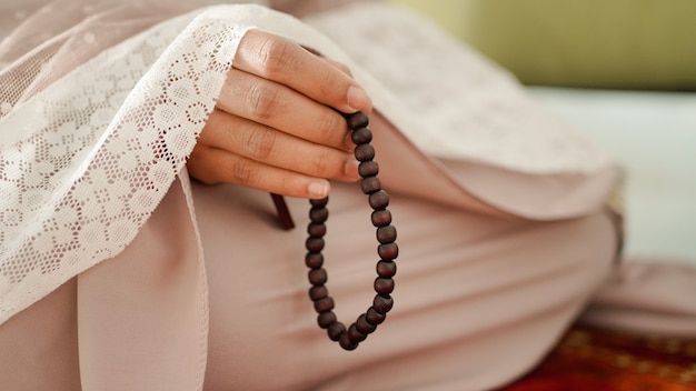 Muzułmanka trzymająca koraliki modlitewne na dhikr po wykonaniu Salat