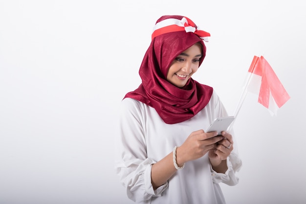 Muzułmanka z flagami Indonezji