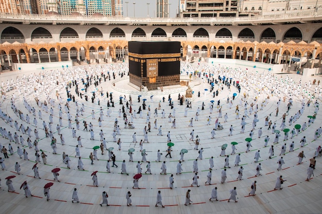 Muzułmańscy pielgrzymi w meczecie Al Haram w Mekce wykonują Tawaf Hajj Sezon w czasie korona Covid 19 Covid 19 środki ostrożnościArabia Saudyjska w Mekce w sierpniu 2020