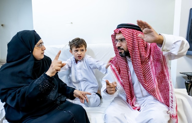 Muzułmańscy rodzice wściekają się na siebie nawzajem, a ich syn ich rozdziela