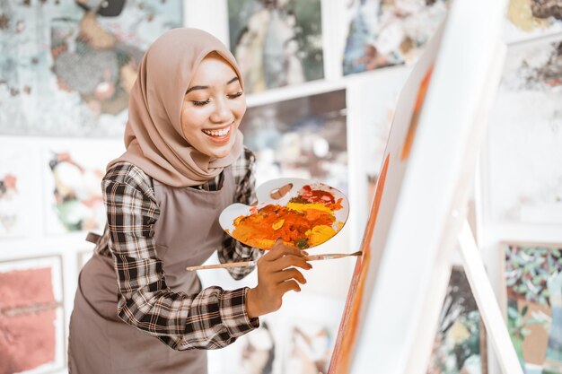 Muzułmańska Artystka Malująca Na Płótnie W Domowym Studio