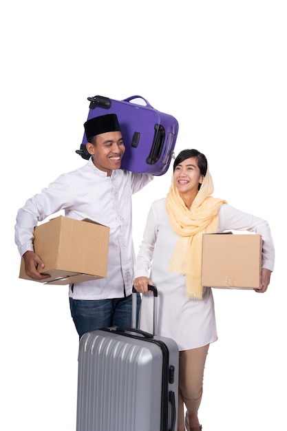 Muzułmańska azjatykcia para z podróży walizką