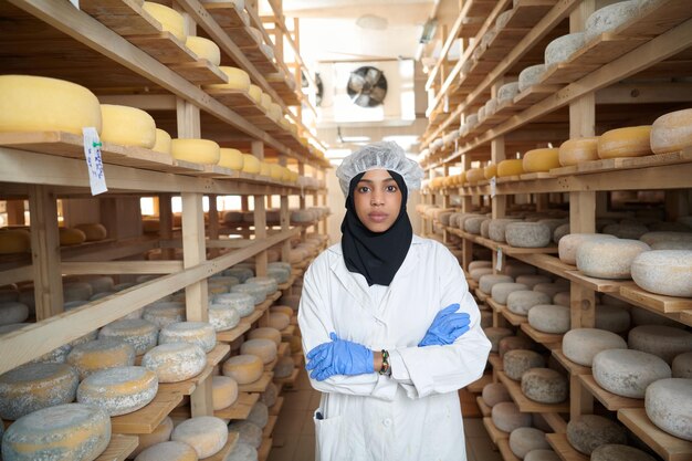 muzułmańska kobieta biznesu z Bliskiego Wschodu w lokalnej firmie produkującej ser