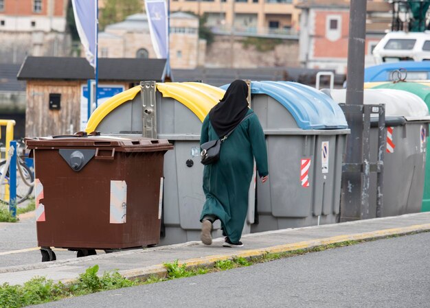 Muzułmańska kobieta idąca ulicą