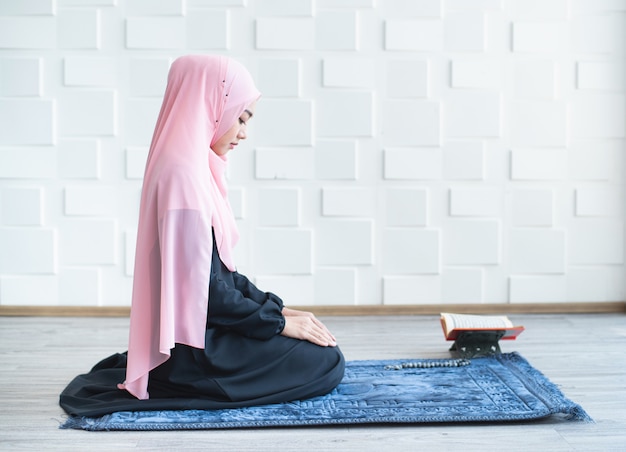 Muzułmańska Kobieta Modli Się Na Hidżabu Modląc Się Na Macie W Pomieszczeniu
