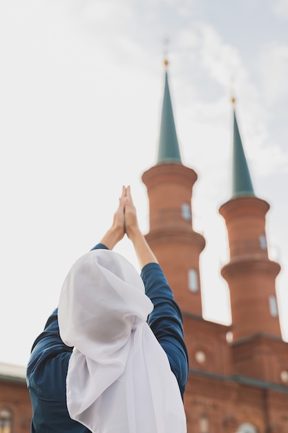 Muzułmańska Kobieta Modlitewna Nosi Hidżab Na Czczo Módl Się Do Allaha Na Widok Meczetu Z Tyłu