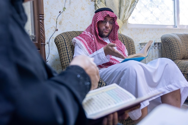 Muzułmańska rodzina czyta książkę podczas picia kawy