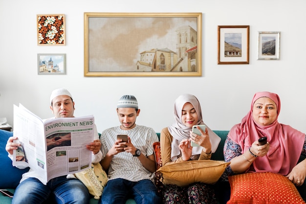 Muzułmańska rodzina czytająca wiadomości