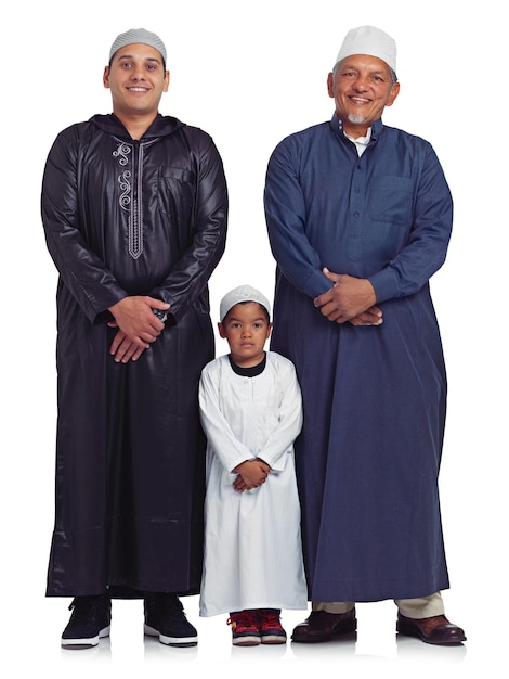 Muzułmańska rodzina i portret mężczyzn w studio do islamskiej modlitwy i więzi na białym tle Pokolenie islamu i dojrzały mężczyzna nauczający modlitwy, kultu i wartości religijnych, stojąc w odosobnieniu