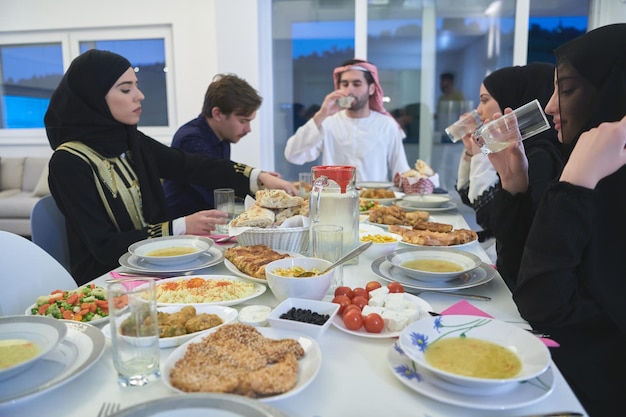 Muzułmańska rodzina razem iftar podczas Ramadanu. Arabowie zbierają się na tradycyjną kolację podczas miesiąca postu.